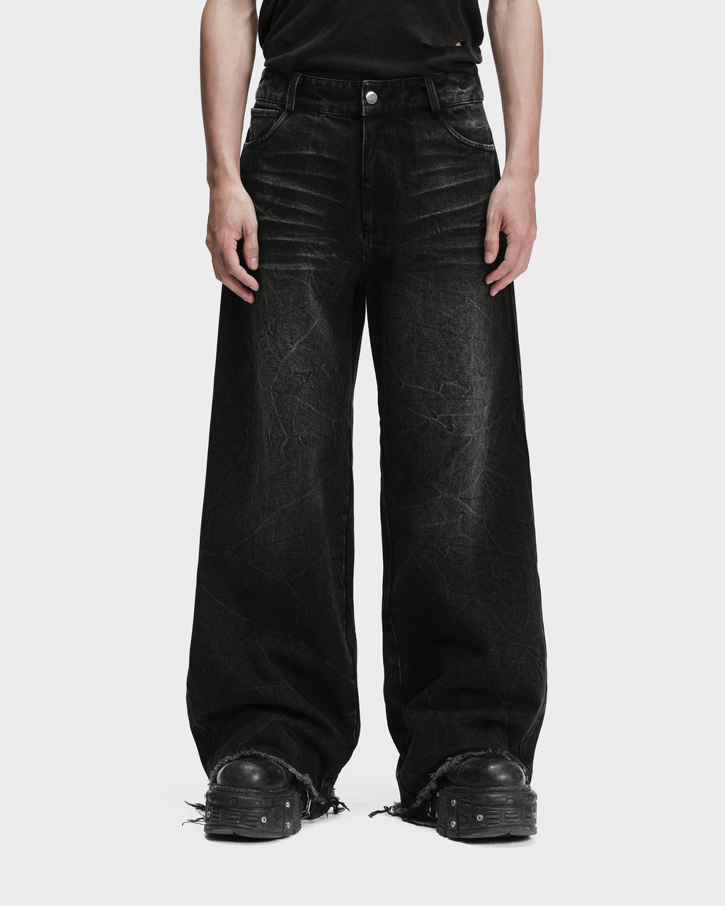 SLASHED DENIM