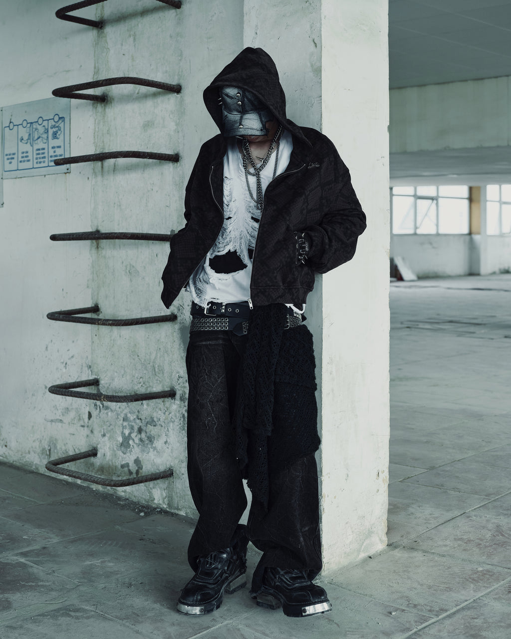 SLASHED DENIM